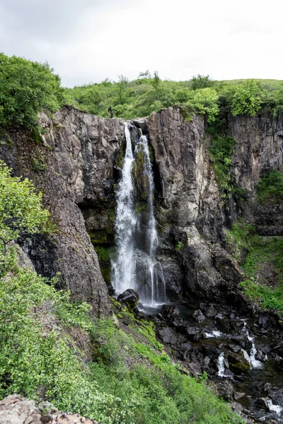 Fossefall på vei til isbreen – stockfoto