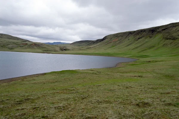 Lago sobre uma montanha — Fotografia de Stock