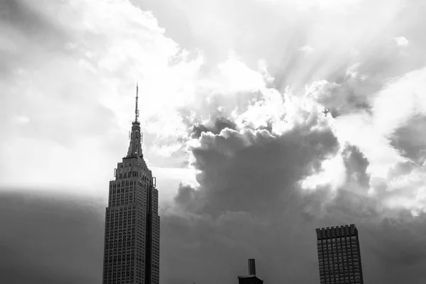 Clouds by the Empire Stat Building — Stock Photo, Image