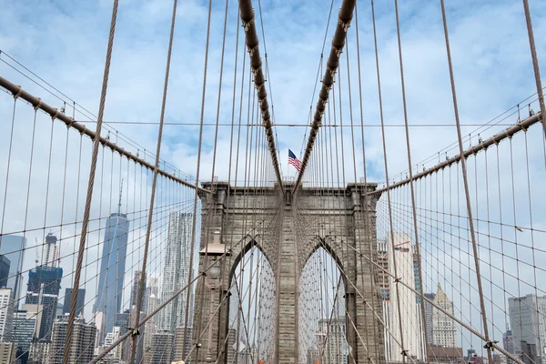 Cruzando el puente de Brooklyn — Foto de Stock