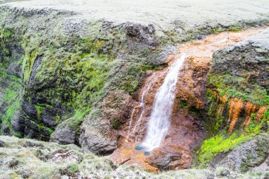 İzlanda 'da küçük bir şelale