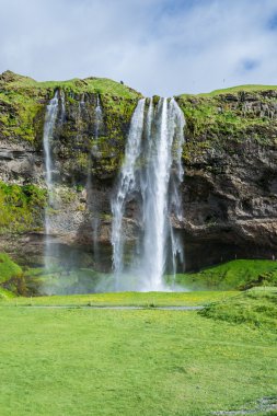 Bir wter yüzlerce İzlanda'düşüyor