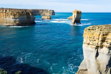 Great Ocean Road tarafından deniz kayalarda yok