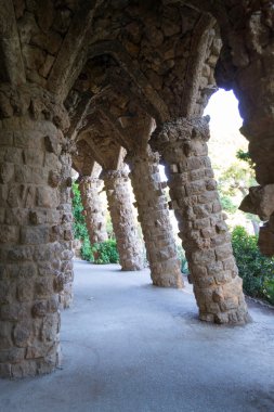 Park Guell Barcelona'da dolaşan