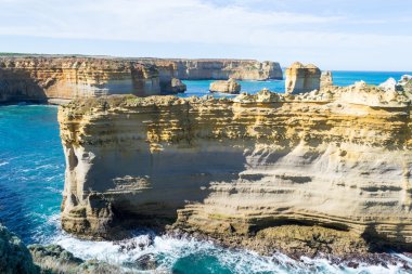 Great Ocean Road tarafından deniz kayalarda yok