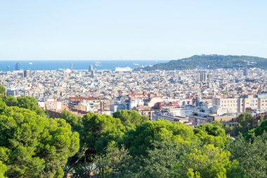 Park Guell Barcelona'da dolaşan