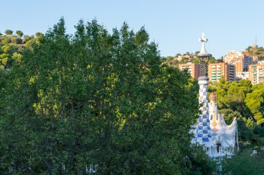 Park Guell Barcelona'da dolaşan