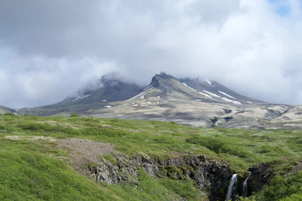 这座火山靠拢 — 图库照片