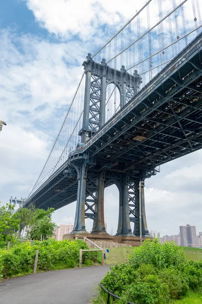 Visitando el puente de Manhattan en Brooklyn — Foto de Stock