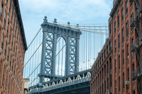Visiting the Manhattan bridge in Brooklyn — Stock Photo, Image