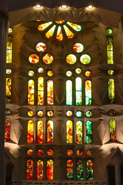 Caminhando dentro da Sagrada Família em Barcelona — Fotografia de Stock
