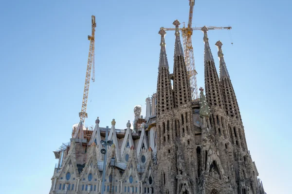 La Sagrada Familia en Barcelona es uno de los edificios más emblemáticos — Foto de Stock