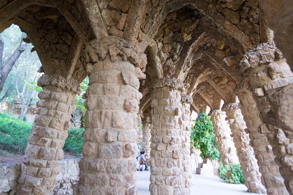 Paseando por el Parque Güell en Barcelona — Foto de Stock