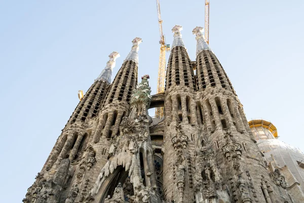 La Sagrada Familia en Barcelona é um dos edifícios mais icônicos — Fotografia de Stock