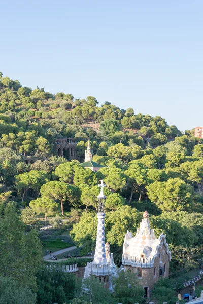 Paseando por el Parque Güell en Barcelona — Foto de Stock