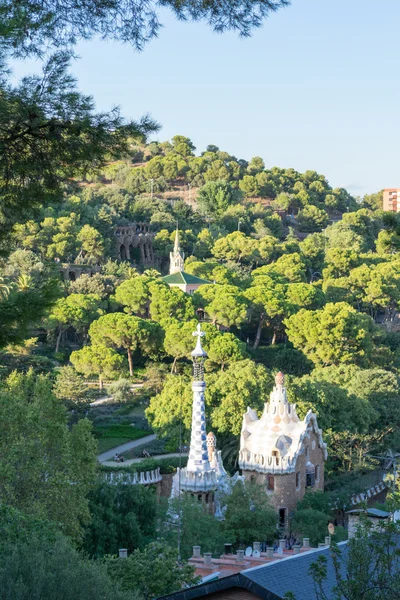 Paseando por el Parque Güell en Barcelona — Foto de Stock