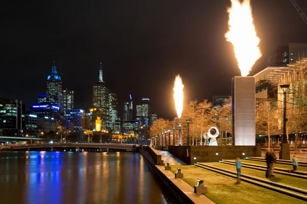 Junto al río Yarra en Melbourne por la noche — Foto de Stock