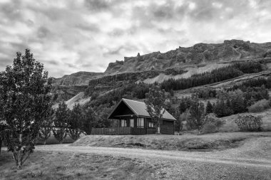 İzlanda'daki tepeler tarafından kabin