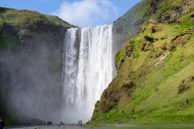 Bir wter yüzlerce İzlanda'düşüyor