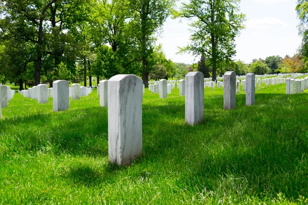 Pietre tombali nel cimitero nazionale di Arlington — Foto Stock