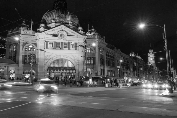 Estación de Flinders Street en Melbourne con tráfico nocturno — Foto de Stock