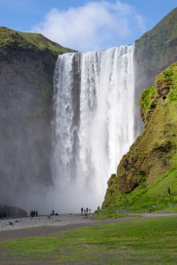 Bir wter yüzlerce İzlanda'düşüyor