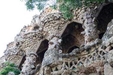 Park Guell Barcelona'da dolaşan