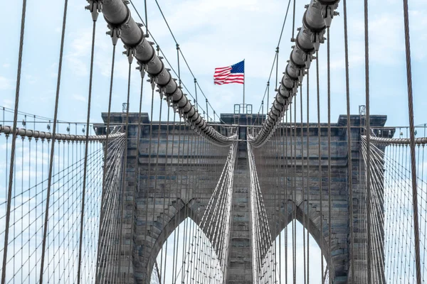 Crossing the Brooklyn bridge — Stock Photo, Image