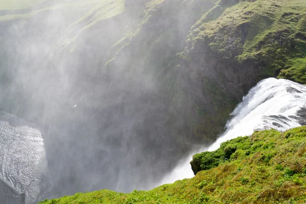 Une des centaines de chutes d'eau en Islande — Photo