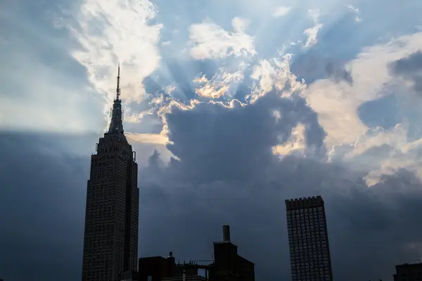 Nuvens pelo Empire Stat Building — Fotografia de Stock