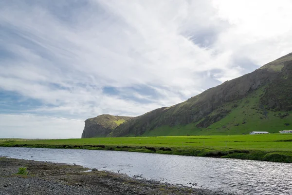 Une des centaines de chutes d'eau en Islande — Photo
