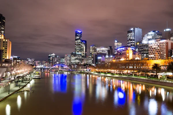 Perto do rio Yarra em Melbourne à noite — Fotografia de Stock