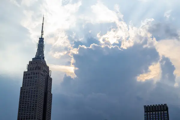 Bulutlar tarafından Empire Stat Binası — Stok fotoğraf