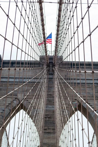 Crossing the Brooklyn bridge — Stock Photo, Image