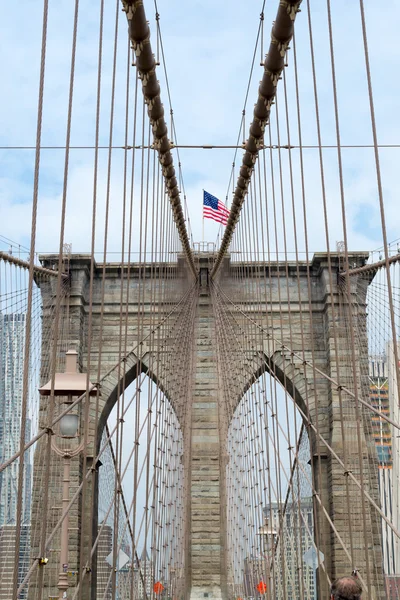 Crossing the Brooklyn bridge — Stock Photo, Image
