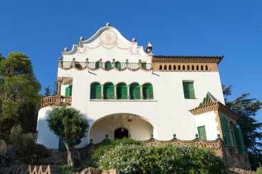 Park Guell Barcelona'da dolaşan