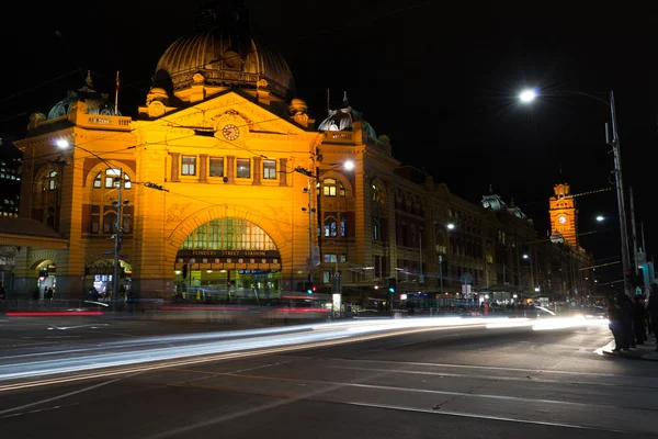 Flinders street station in melbourne mit verkehr in der nacht — Stockfoto
