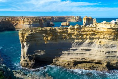 Great Ocean Road tarafından deniz kayalarda yok