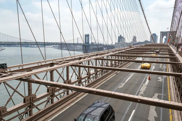 Crossing the Brooklyn bridge — Stock Photo, Image