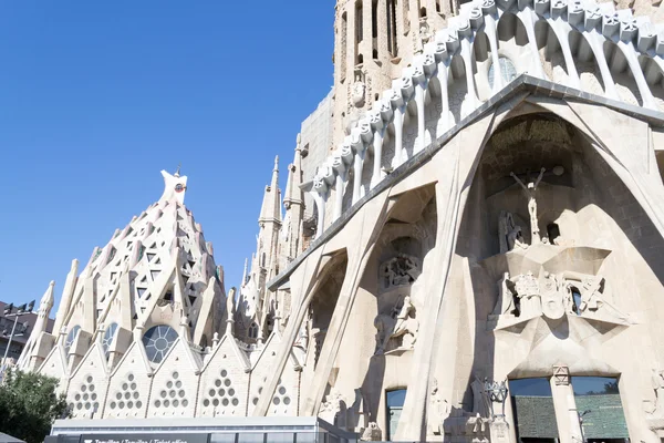 La Sagrada Familia en Barcelona es uno de los edificios más emblemáticos — Foto de Stock