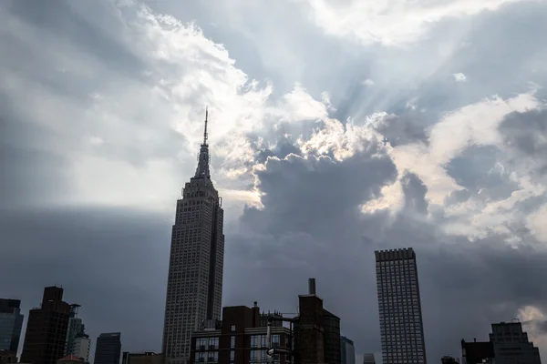 Nuvens pelo Empire Stat Building — Fotografia de Stock