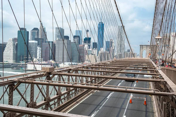 Crossing the Brooklyn bridge — Stock Photo, Image