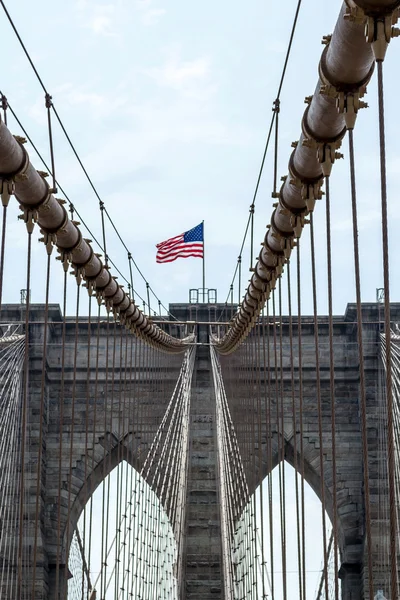 Crossing the Brooklyn bridge — Stock Photo, Image