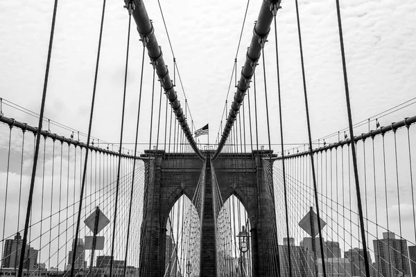 Brooklyn Köprüsü nden geçerken — Stok fotoğraf