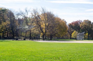 Düşüş sırasında Central Park kalbinde yer alan büyük çim
