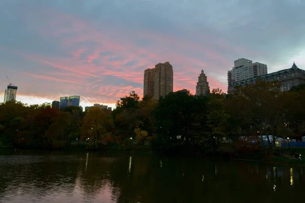 Sonnenuntergang im Central Park im Herbst — Stockfoto