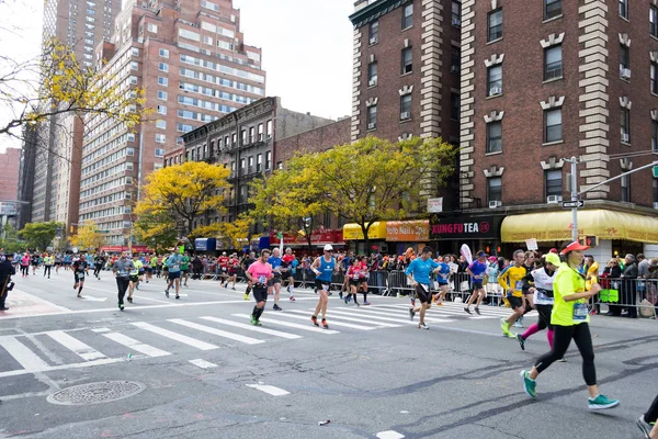 Maraton koşucular Nyc maraton 2016 yılında ilk avenue boyunca