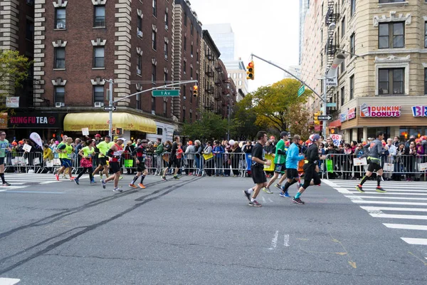 뉴욕 마라톤 2016에서에서 첫 번째 애비뉴를 따라 마라톤 선수 — 스톡 사진