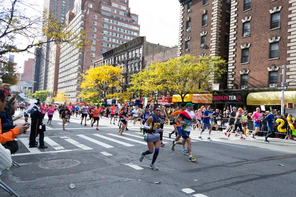 Maratona corredores ao longo da primeira avenida na maratona de Nova York 2016 — Fotografia de Stock