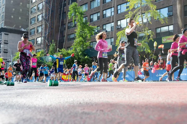 뉴욕 마라톤 2016에서에서 첫 번째 애비뉴를 따라 마라톤 선수 — 스톡 사진